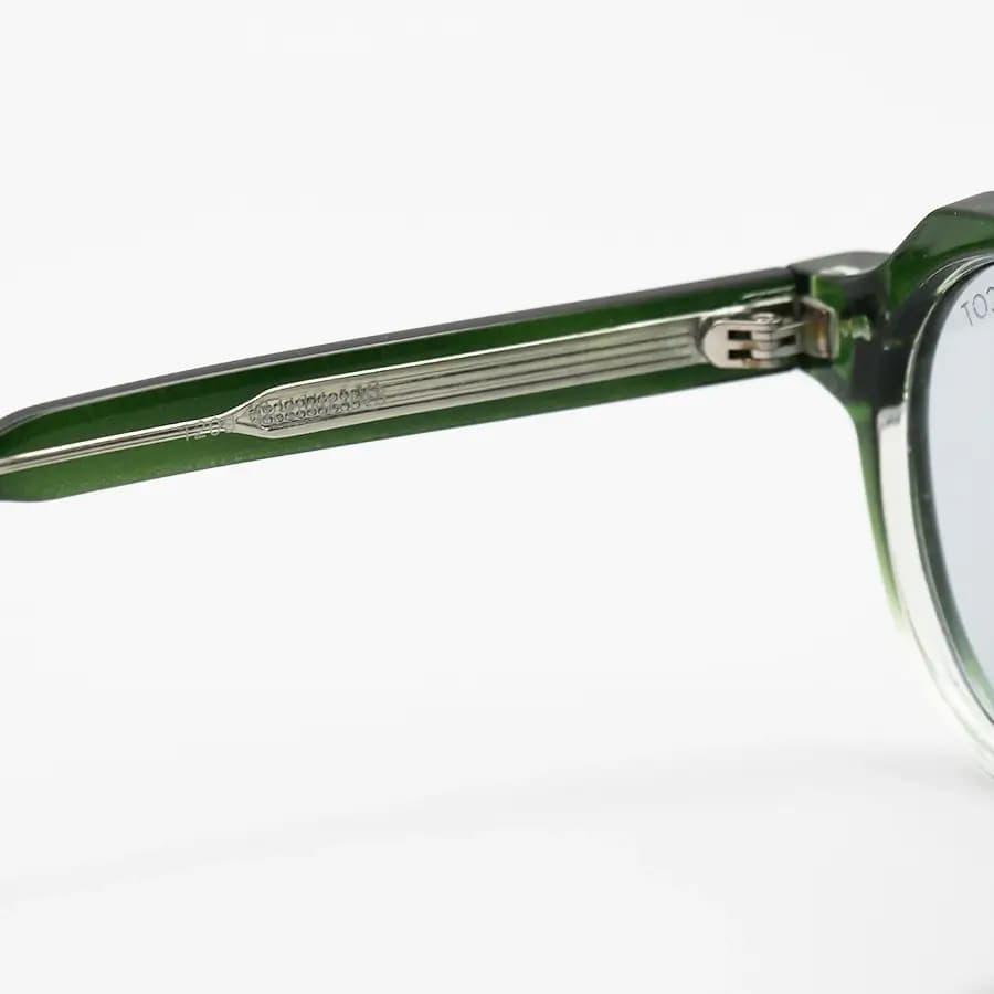 عینک آفتابی MOSCOT با فریم شکل گرد، رنگ سبز براق، دسته سیم‌دار و عدسی دودی روشن مدل 1209 — تصویر ۷