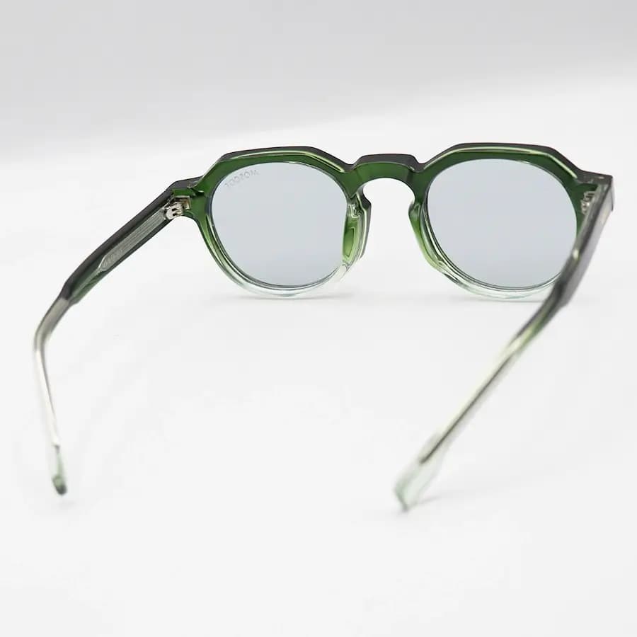 عینک آفتابی MOSCOT با فریم شکل گرد، رنگ سبز براق، دسته سیم‌دار و عدسی دودی روشن مدل 1209 — تصویر ۴