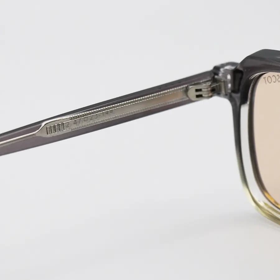 عینک آفتابی Moscot با فریم خاکستری براق، شکل مربعی و دسته سیم‌دار و لنز قهوه‌ای روشن مدل 1212 — تصویر ۷