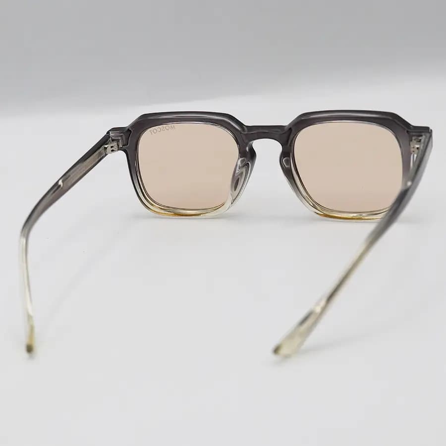 عینک آفتابی Moscot با فریم خاکستری براق، شکل مربعی و دسته سیم‌دار و لنز قهوه‌ای روشن مدل 1212 — تصویر ۴