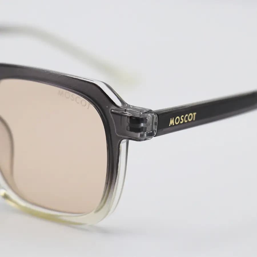 عینک آفتابی Moscot با فریم خاکستری براق، شکل مربعی و دسته سیم‌دار و لنز قهوه‌ای روشن مدل 1212 — تصویر ۶