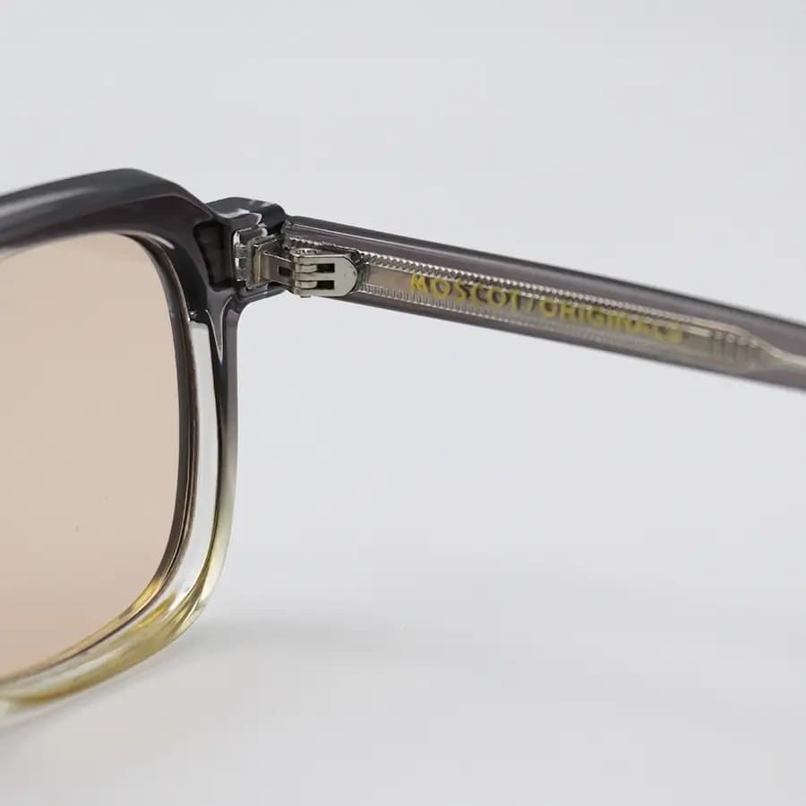 عینک آفتابی Moscot با فریم خاکستری براق، شکل مربعی و دسته سیم‌دار و لنز قهوه‌ای روشن مدل 1212 — تصویر ۵