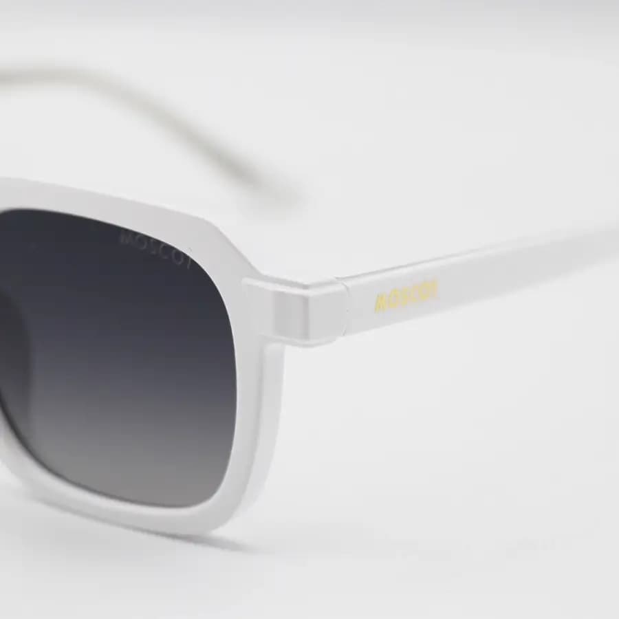 عینک آفتابی MOSCOT با فریم سفید براق، شکل مربعی و دسته سیمدار و لنز دودی هایلایت مدل 1212 — تصویر ۶