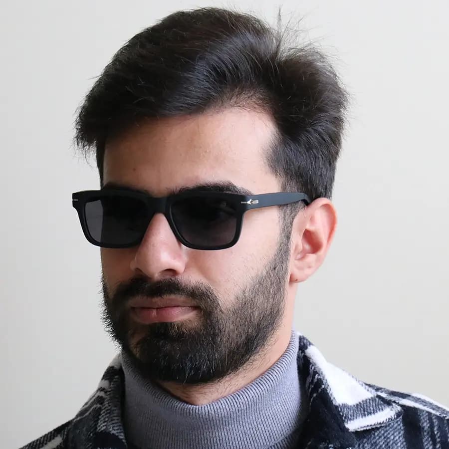 عینک آفتابی دیوید بکهام با فریم مستطیلی شکل، رنگ سفید مات (یخی) و لنز دودی تیره و پلاریزه مدل DB0263P — تصویر ۲