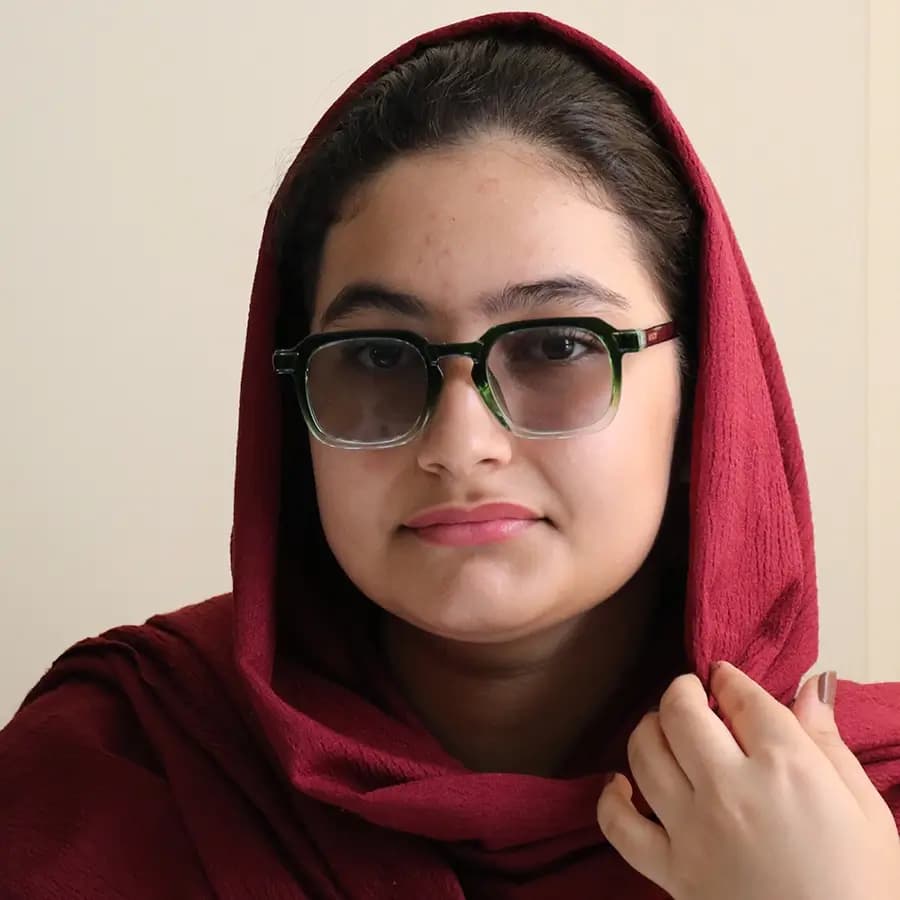 عینک آفتابی موسکات با فریم سبز براق، شکل مربعی و دسته سیم‌دار و عدسی دودی مدل 1212 — تصویر ۲