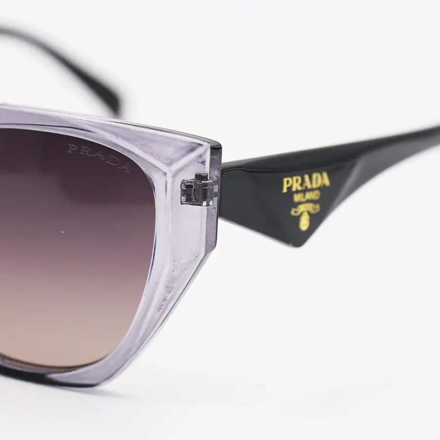 عینک آفتابی زنانه Prada با فریم طوسی براق، شکل چشم گربه‌ای و لنز قهوه‌ای سایه روشن مدل 2001 — تصویر ۶