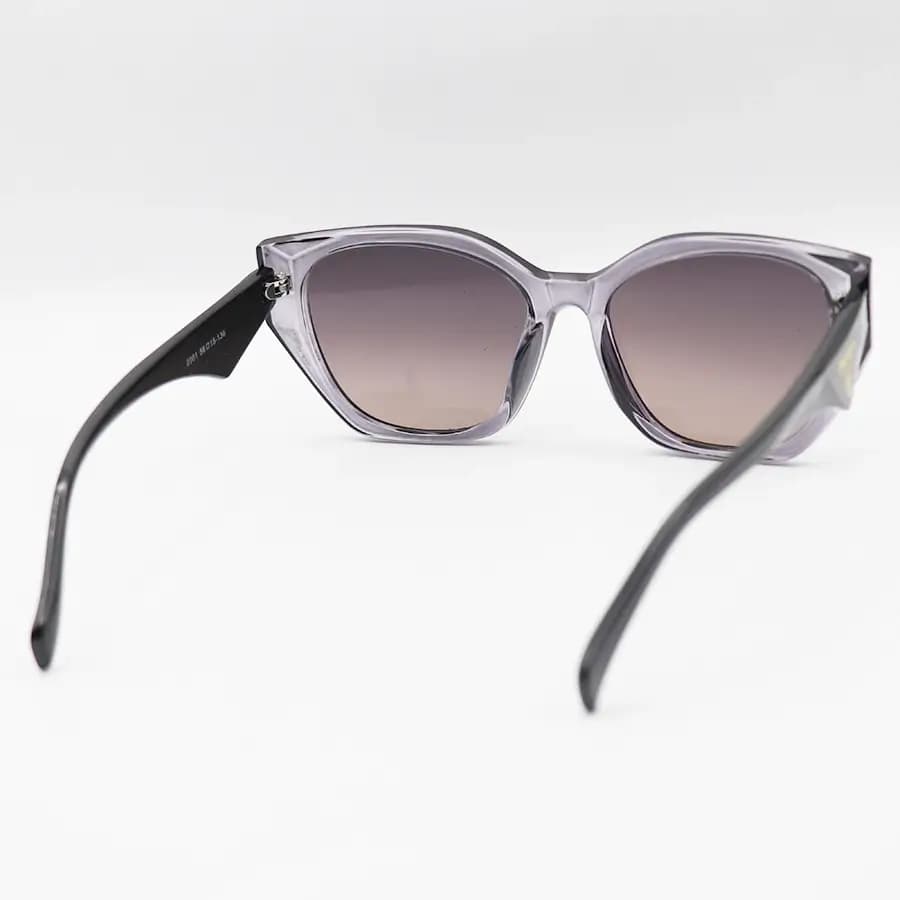 عینک آفتابی زنانه Prada با فریم طوسی براق، شکل چشم گربه‌ای و لنز قهوه‌ای سایه روشن مدل 2001 — تصویر ۴