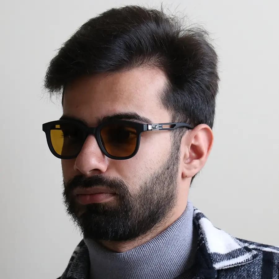 عینک آفتابی با فریم مشکی مات، شکل مربعی، لولا فنردار، لنز قهوه‌ای تیره و پلاریزه مدل 9005 — تصویر ۲