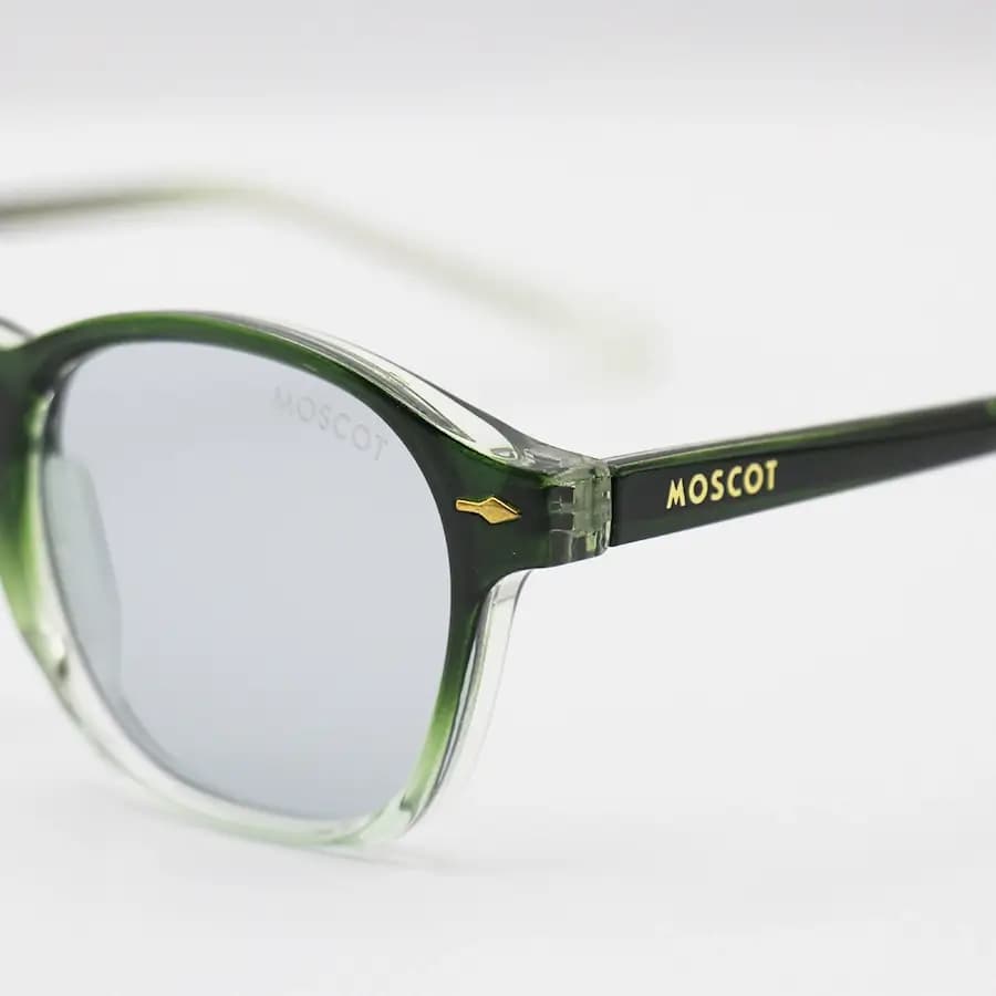 عینک آفتابی MOSCOT با فریم سبز براق، شکل مربعی و دسته سیم‌دار و لنز دودی تیره مدل 1208 — تصویر ۶