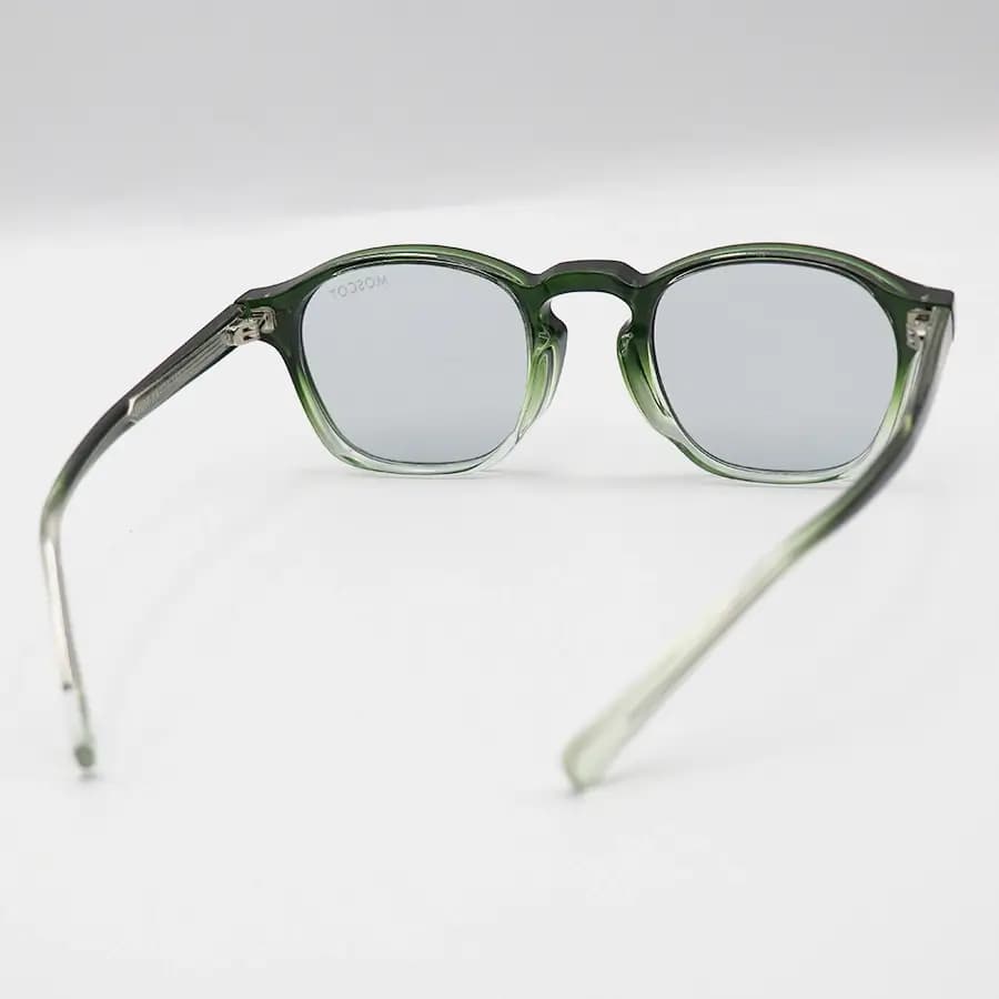عینک آفتابی MOSCOT با فریم سبز براق، شکل مربعی و دسته سیم‌دار و لنز دودی تیره مدل 1208 — تصویر ۴