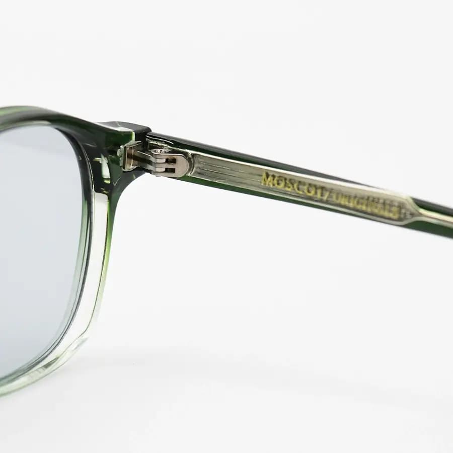 عینک آفتابی MOSCOT با فریم سبز براق، شکل مربعی و دسته سیم‌دار و لنز دودی تیره مدل 1208 — تصویر ۵
