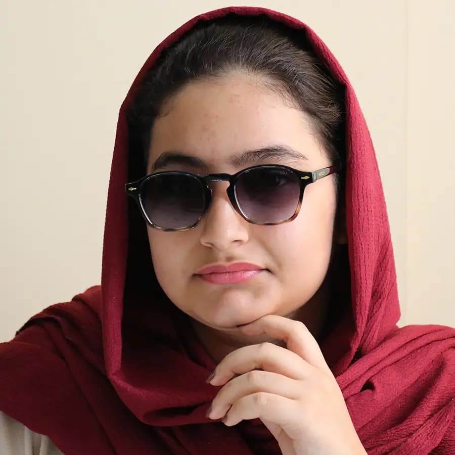 عینک آفتابی موسکات با فریم مشکی براق، شکل مربعی و دسته سیم‌دار و لنز دودی هایلایت مدل 1208 — تصویر ۲