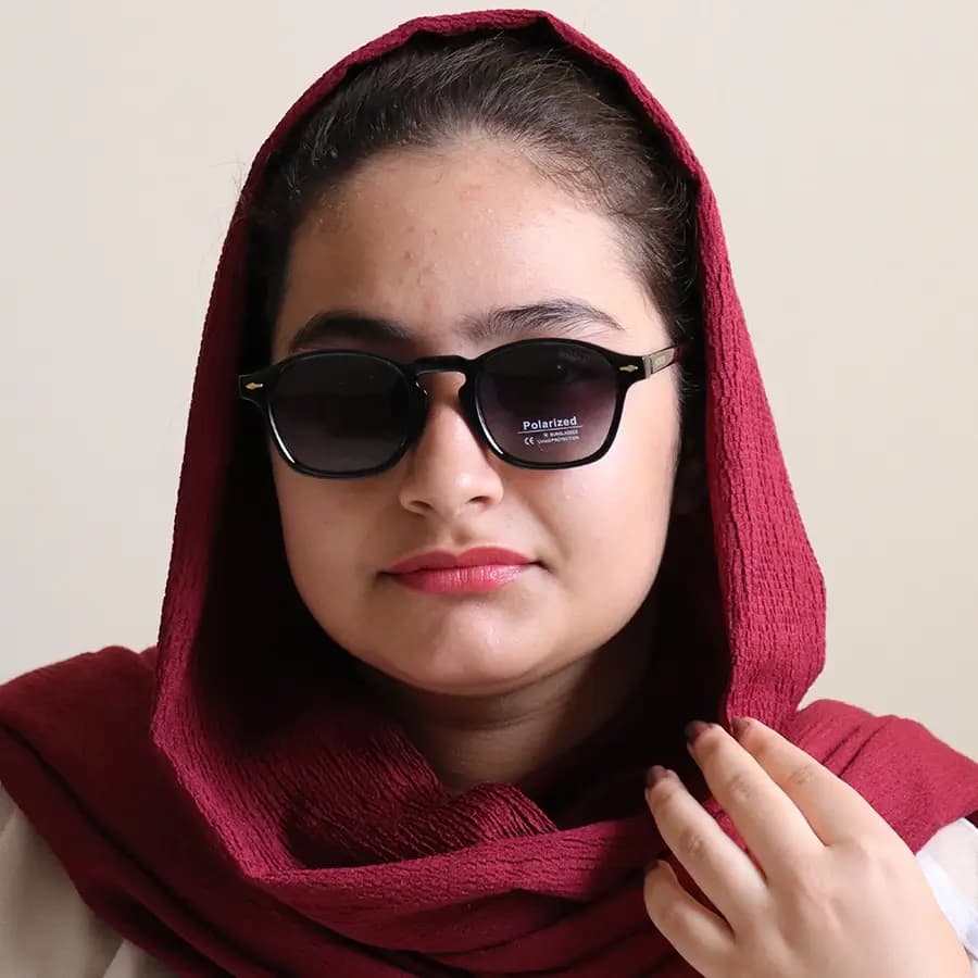 عینک آفتابی موسکات با فریم سفید براق، شکل مربعی و دسته سیمدار و لنز دودی سایه روشن مدل 1208 — تصویر ۲