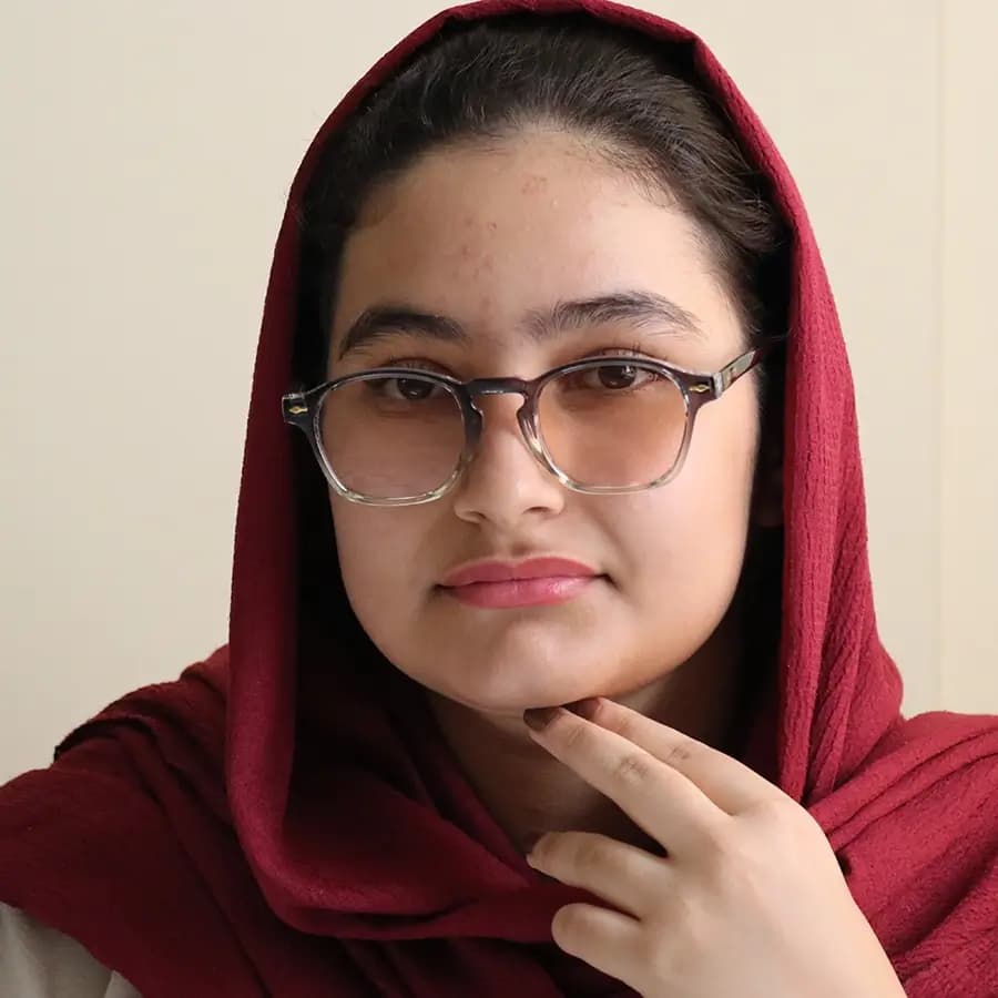 عینک آفتابی MOSCOT با فریم خاکستری براق، شکل مربعی و دسته سیم‌دار و لنز قهوه‌ای روشن مدل 1208 — تصویر ۲