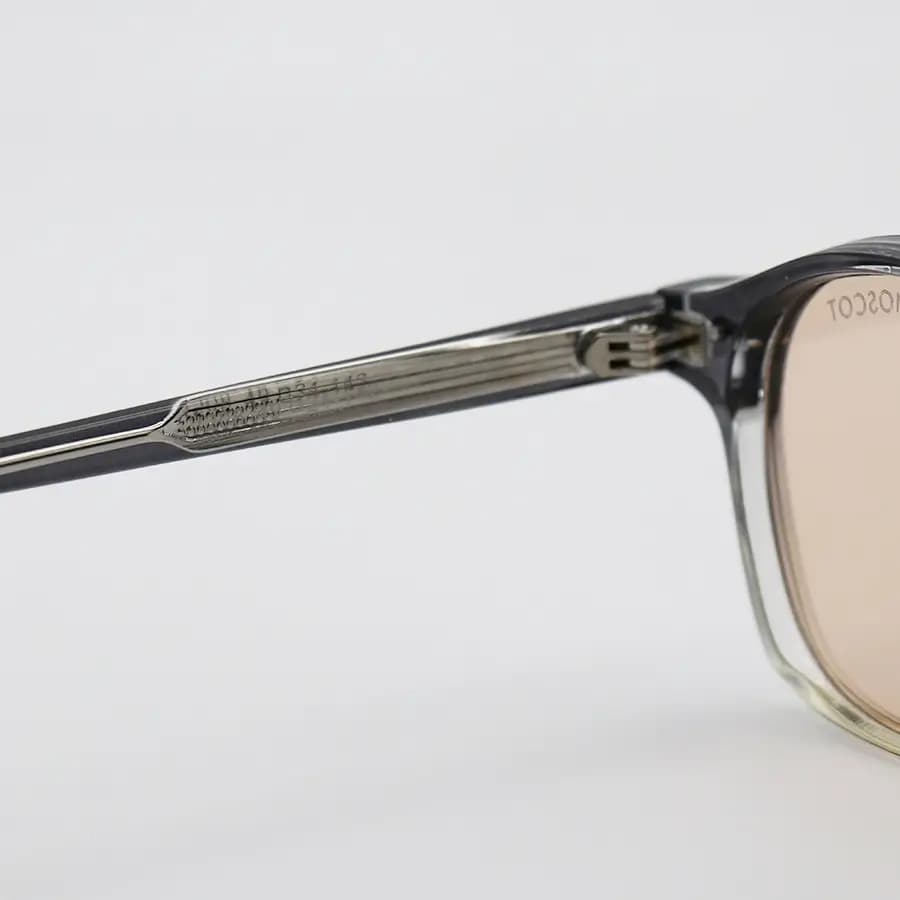 عینک آفتابی MOSCOT با فریم خاکستری براق، شکل مربعی و دسته سیم‌دار و لنز قهوه‌ای روشن مدل 1208 — تصویر ۷