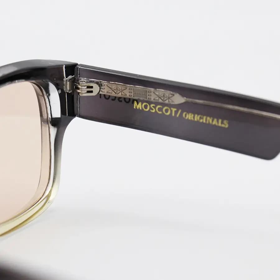 عینک آفتابی Moscot با فریم خاکستری براق، شکل مستطیلی، دسته پهن و سیم‌دار و لنز قهوه‌ای روشن مدل 1201 — تصویر ۵