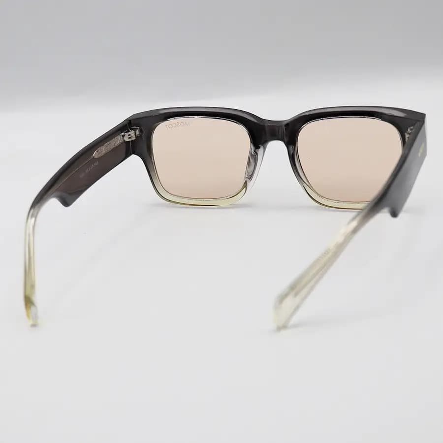 عینک آفتابی Moscot با فریم خاکستری براق، شکل مستطیلی، دسته پهن و سیم‌دار و لنز قهوه‌ای روشن مدل 1201 — تصویر ۴