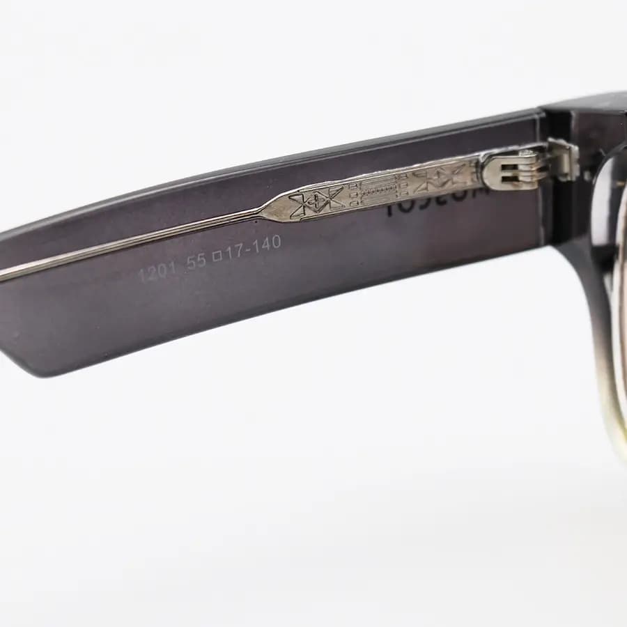 عینک آفتابی Moscot با فریم خاکستری براق، شکل مستطیلی، دسته پهن و سیم‌دار و لنز قهوه‌ای روشن مدل 1201 — تصویر ۷