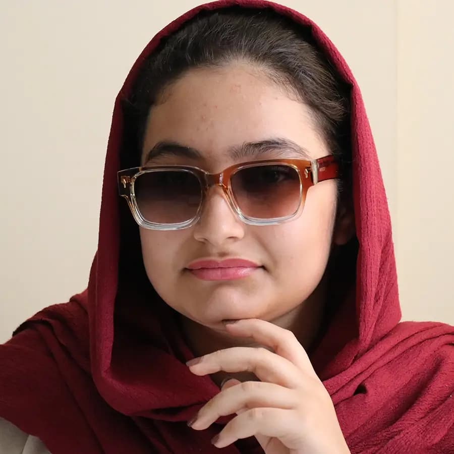 عینک آفتابی Moscot با فریم خاکستری براق، شکل مستطیلی، دسته پهن و سیم‌دار و لنز قهوه‌ای روشن مدل 1201 — تصویر ۲