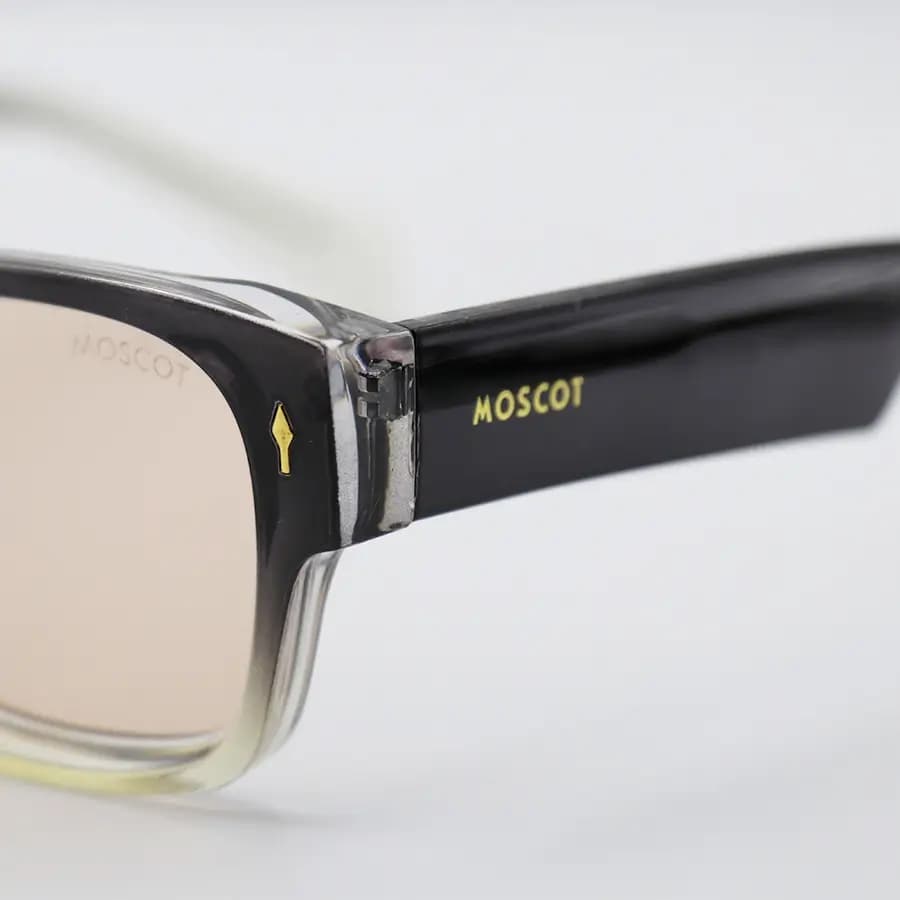 عینک آفتابی Moscot با فریم خاکستری براق، شکل مستطیلی، دسته پهن و سیم‌دار و لنز قهوه‌ای روشن مدل 1201 — تصویر ۶