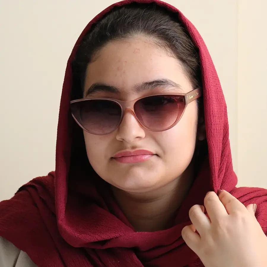 عینک آفتابی زنانه Cartier با فریم مشکی براق، شکل چشم گربهای، دسته سیمدار و لنز دودی سایه روشن مدل 58201 — تصویر ۲