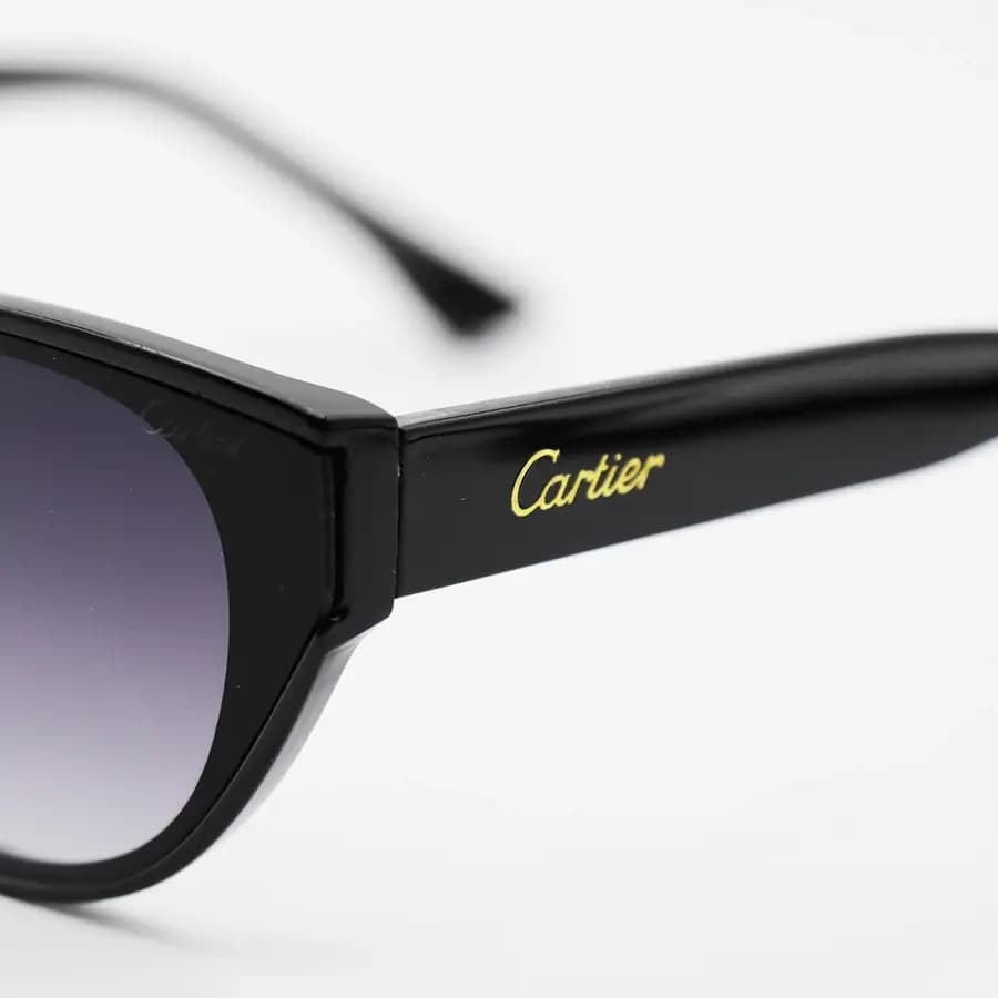 عینک آفتابی زنانه Cartier با فریم مشکی براق، شکل چشم گربهای، دسته سیمدار و لنز دودی سایه روشن مدل 58201 — تصویر ۶