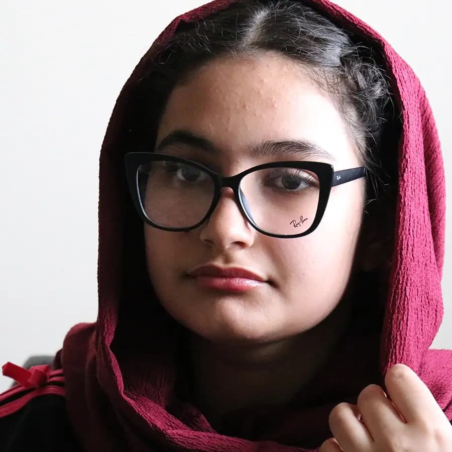 عینک طبی زنانه 4 کاوره با فریم شکل گربه ای، رنگ مشکی مات، از جنس کائوچو و لولا فنردار ریبن مدل TR2328 — تصویر ۲