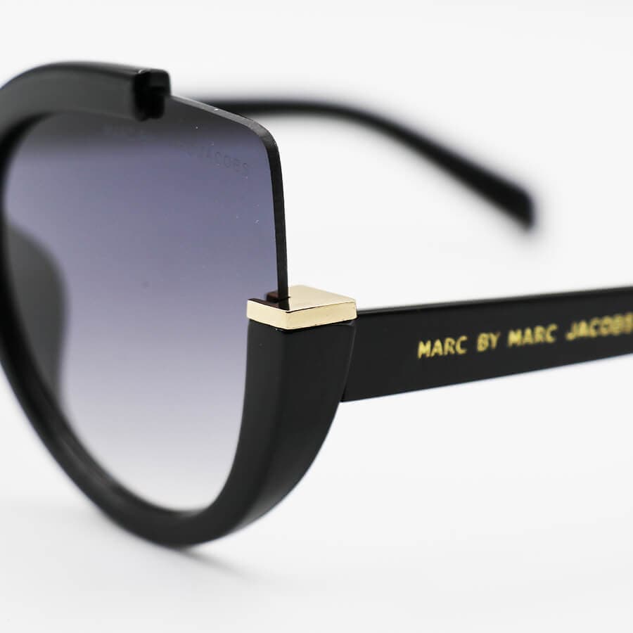 عینک آفتابی زنانه با فریم چشم گربه‌ای، رنگ مشکی و لنز دودی هایلایت MARC JACOBS مدل 8252 — تصویر ۵