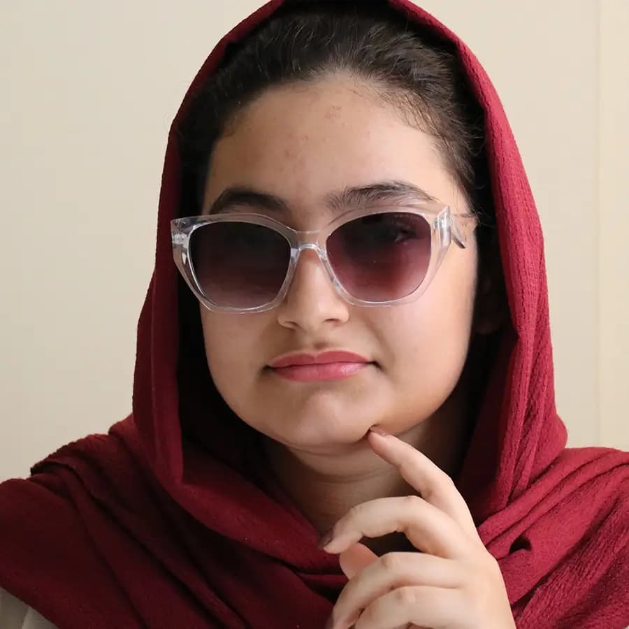 عینک آفتابی زنانه پرادا با فریم عسلی براق، شکل چشم گربه‌ای و لنز قهوه‌ای سایه روشن مدل 2001 — تصویر ۲
