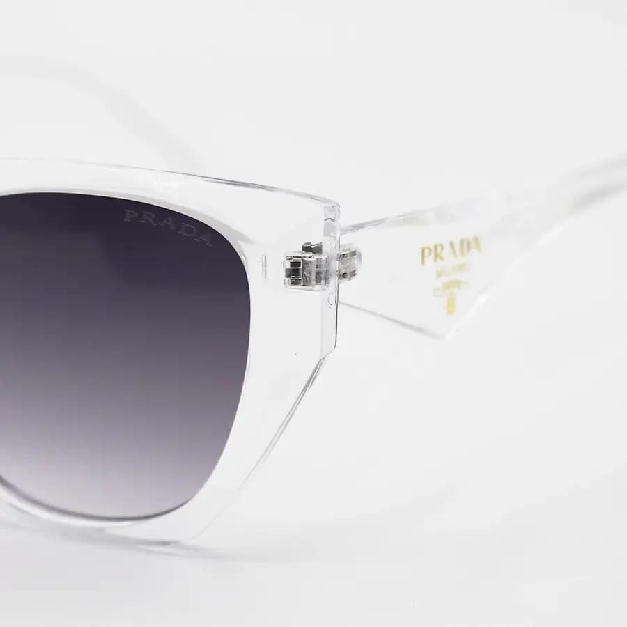 عینک آفتابی زنانه Prada با فریم شفاف و بی‌رنگ، شکل چشم گربه‌ای و لنز دودی سایه روشن مدل 2001 — تصویر ۶