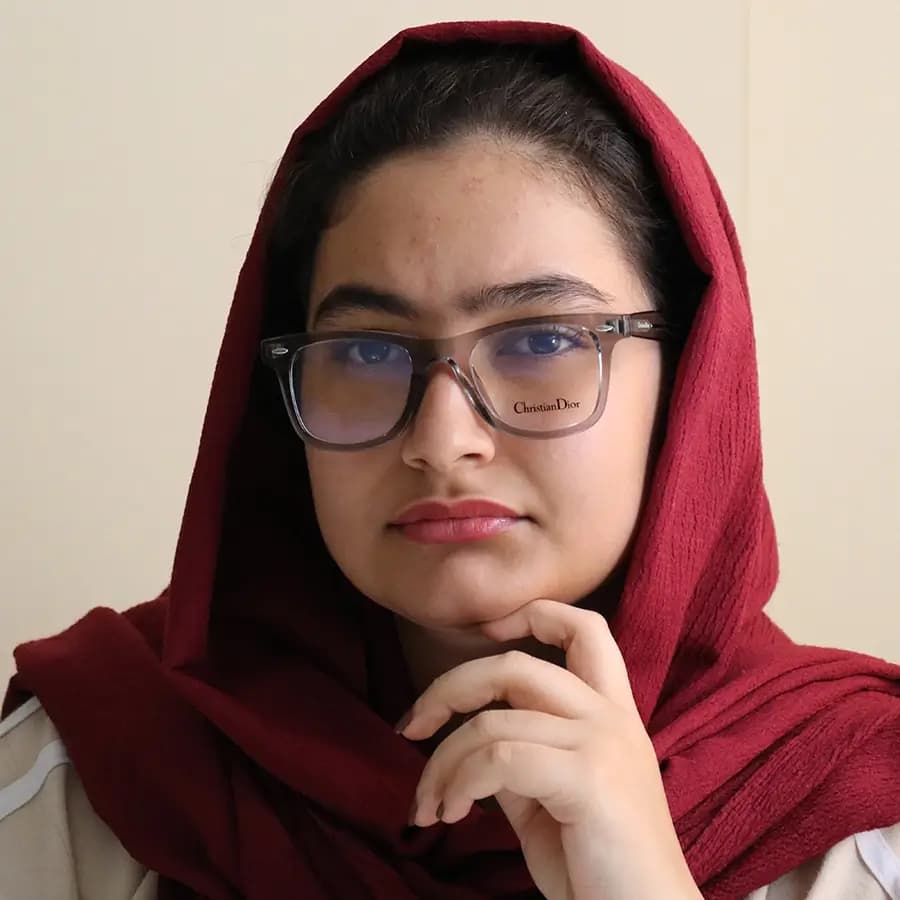 عینک طبی برند دیور با فریم رنگ آبی براق، شکل ویفرر، از جنس استات، دسته سیم‌دار و لولا دوبل مدل 2102 — تصویر ۲
