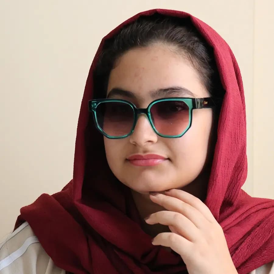 عینک آفتابی زنانه DIOR با فریم مربعی شکل، دو رنگ (عسلی و قهوه‌ای) و لنز قهوه‌ای سایه روشن مدل 2178 — تصویر ۲