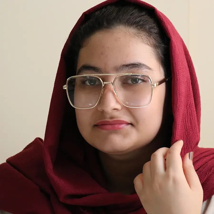 عینک لاکچری برند میباخ با فریم طلایی رنگ، مربعی شکل و لنز بی‌رنگ و شفاف (بلوکات و قابل تعویض) مدل M011 — تصویر ۲
