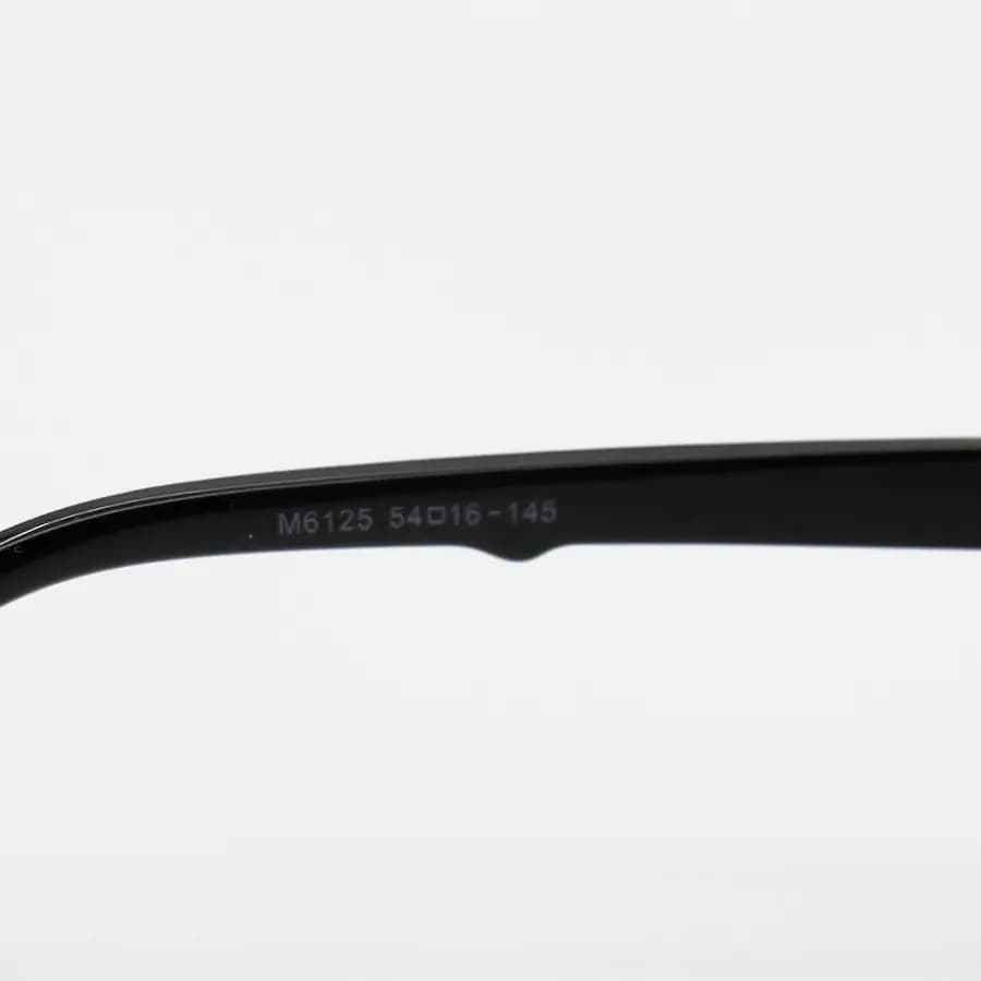 عینک آفتابی Fendi با فریم مشکی براق، شکل مربعی، دو پل بینی و لنز دودی تیره مدل M6125 — تصویر ۷