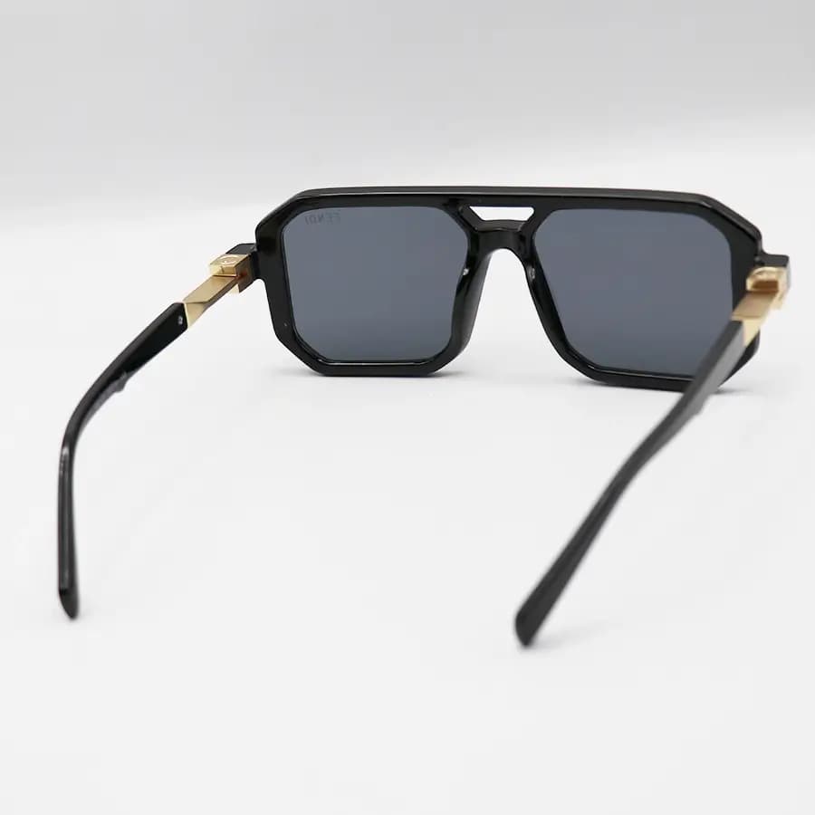 عینک آفتابی Fendi با فریم مشکی براق، شکل مربعی، دو پل بینی و لنز دودی تیره مدل M6125 — تصویر ۴