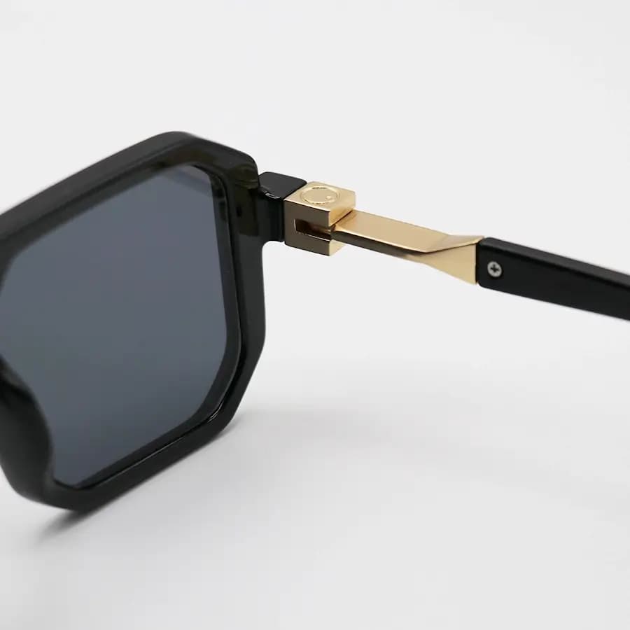 عینک آفتابی Fendi با فریم مشکی براق، شکل مربعی، دو پل بینی و لنز دودی تیره مدل M6125 — تصویر ۵