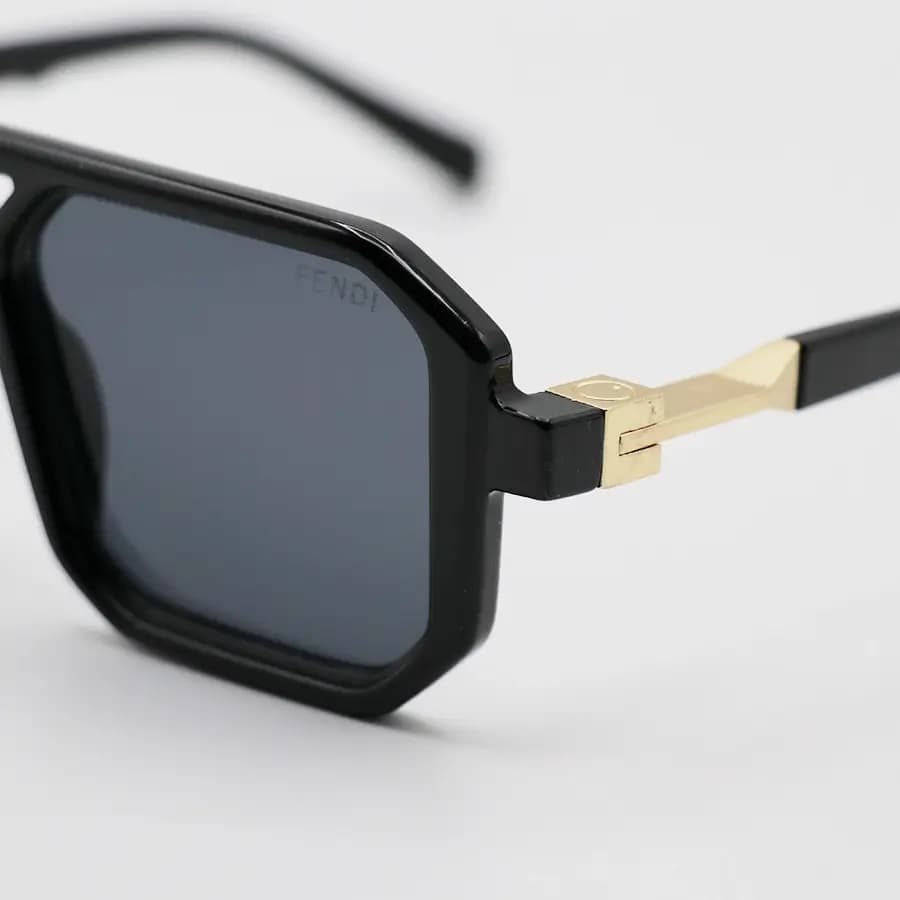 عینک آفتابی Fendi با فریم مشکی براق، شکل مربعی، دو پل بینی و لنز دودی تیره مدل M6125 — تصویر ۶