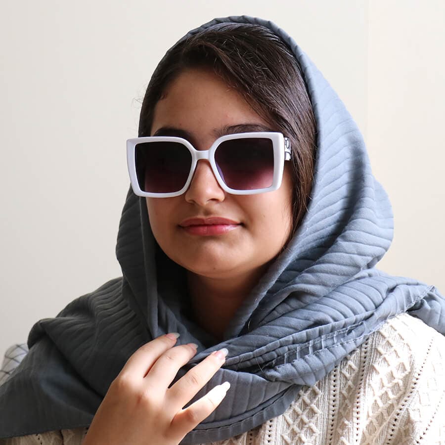 عینک آفتابی زنانه دیور با فریم رنگ عسلی براق، شکل مربعی، دسته پهن و لنز قهوه‌ای سایه روشن مدل 6818 — تصویر ۲