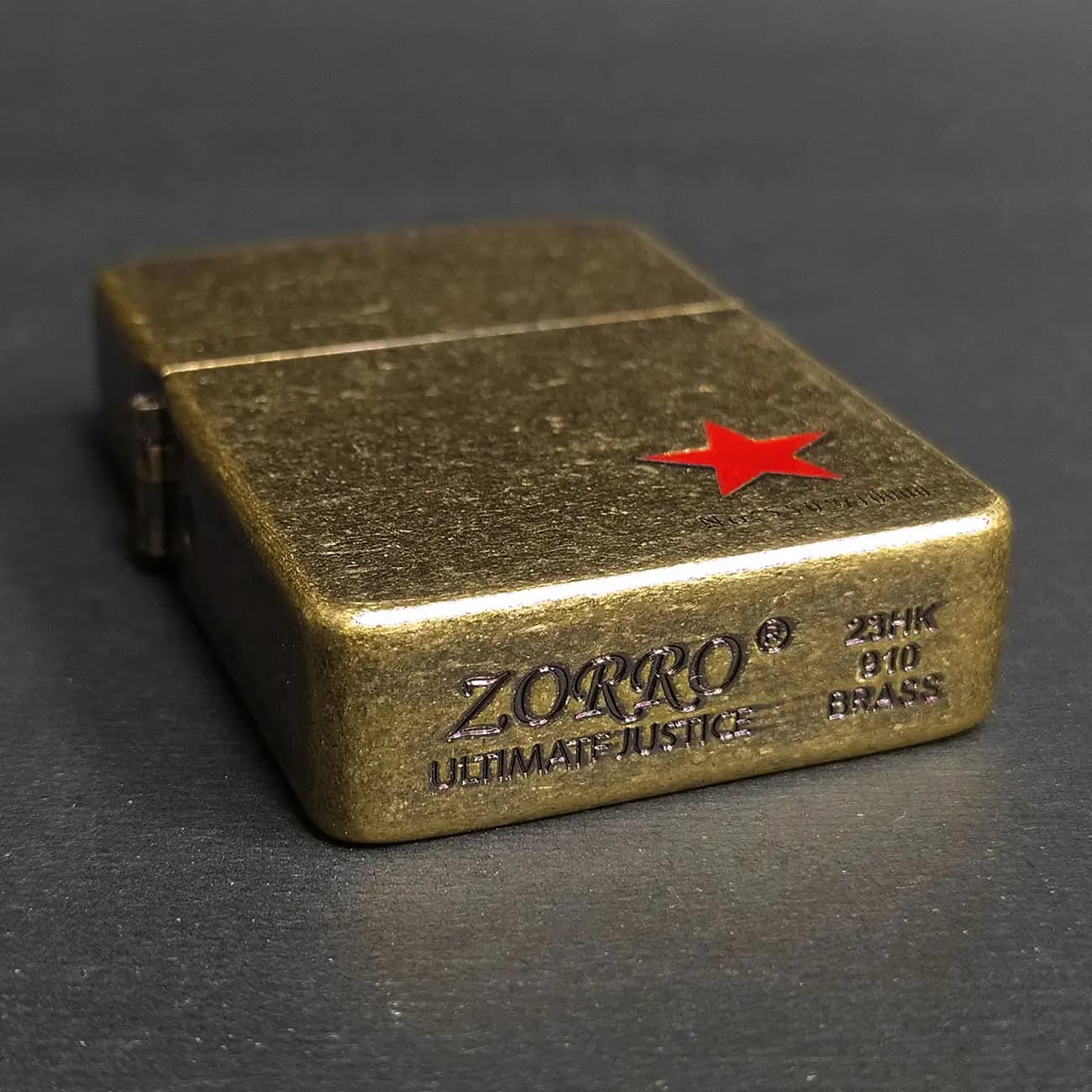 فندک بنزینی زورو ZORRO طرح ستاره قرمز Limited Edition | طلایی شماره‌دار 5502 از 10000 کلکسیونی — تصویر ۲