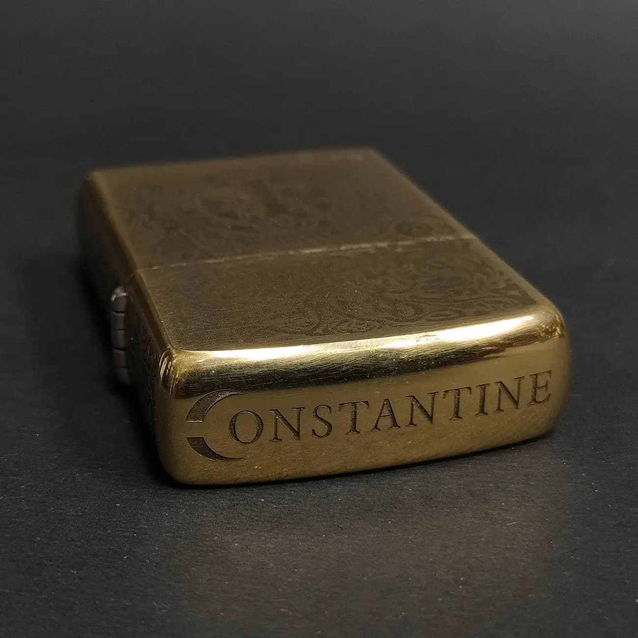 فندک بنزینی زورو ZORRO طرح کنستانتین Constantine | صلیب سنت بندیکت Saint Benedict طلایی حکاکی اسلیمی همراه جعبه فلزی — تصویر ۵