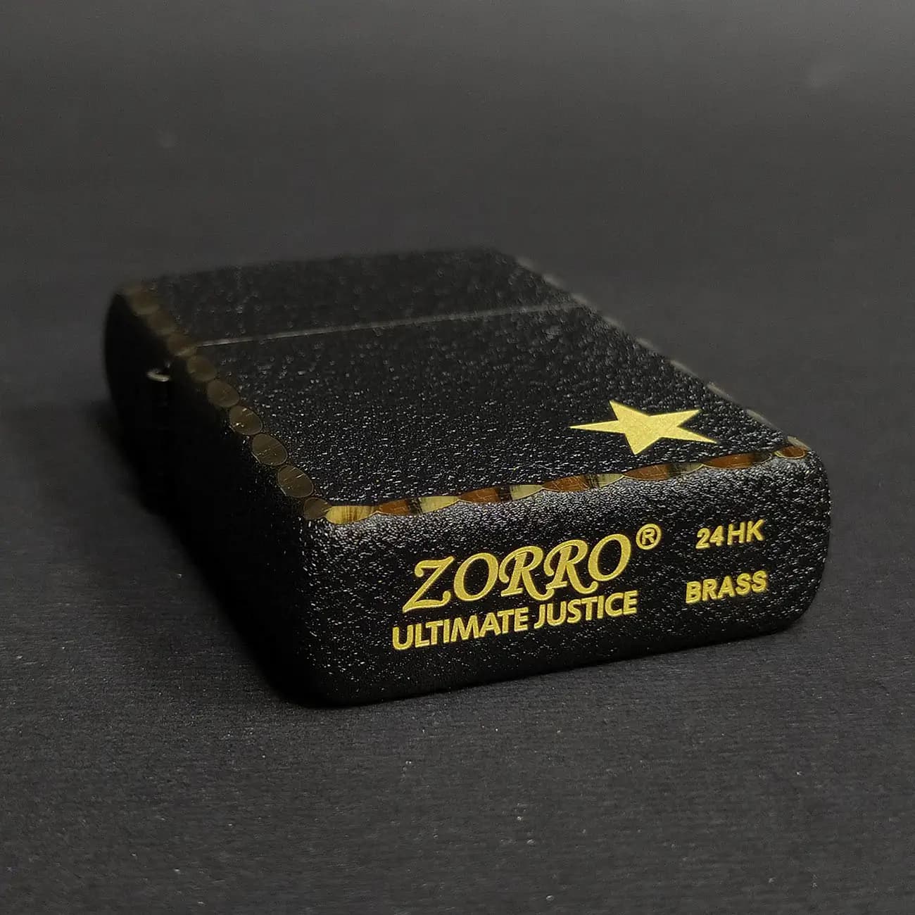 فندک بنزینی زورو ZORRO طرح ستاره طلایی Gold Star | بدنه مشکی آسفالتی دور طلایی همراه جعبه فلزی — تصویر ۴