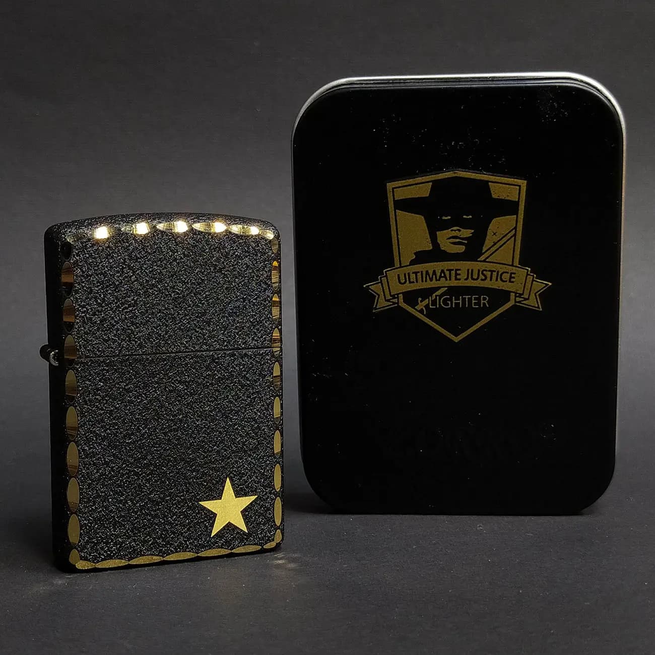 فندک بنزینی زورو ZORRO طرح ستاره طلایی Gold Star | بدنه مشکی آسفالتی دور طلایی همراه جعبه فلزی