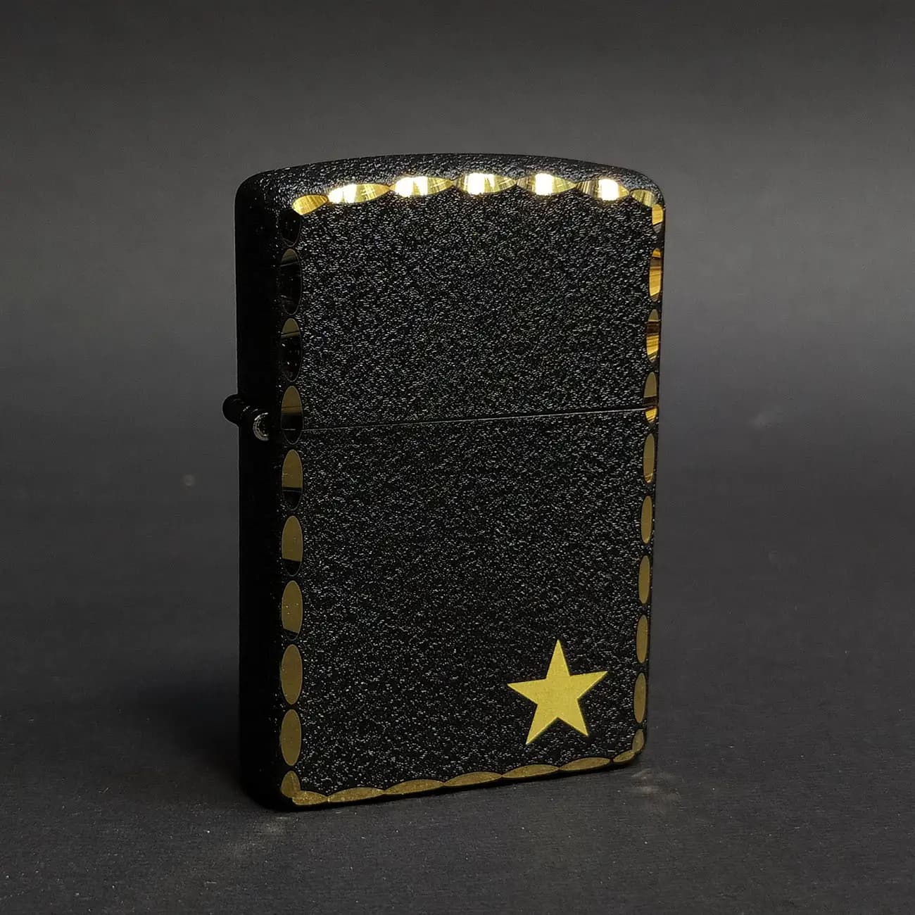 فندک بنزینی زورو ZORRO طرح ستاره طلایی Gold Star | بدنه مشکی آسفالتی دور طلایی همراه جعبه فلزی — تصویر ۲