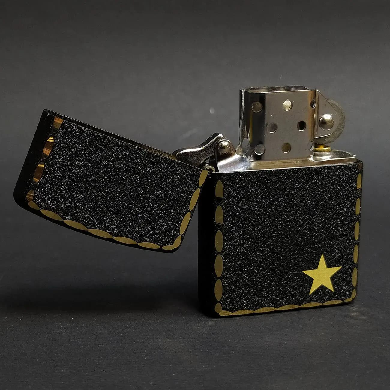 فندک بنزینی زورو ZORRO طرح ستاره طلایی Gold Star | بدنه مشکی آسفالتی دور طلایی همراه جعبه فلزی — تصویر ۵