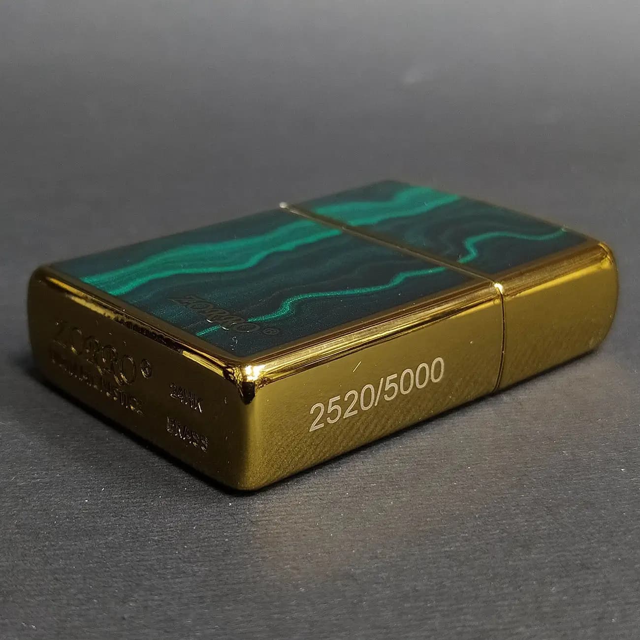فندک بنزینی زورو ZORRO طرح سنگ مالاکیت سبز Green Malachite | قاب طلایی براق همراه جعبه فلزی کلکسیونی — تصویر ۵