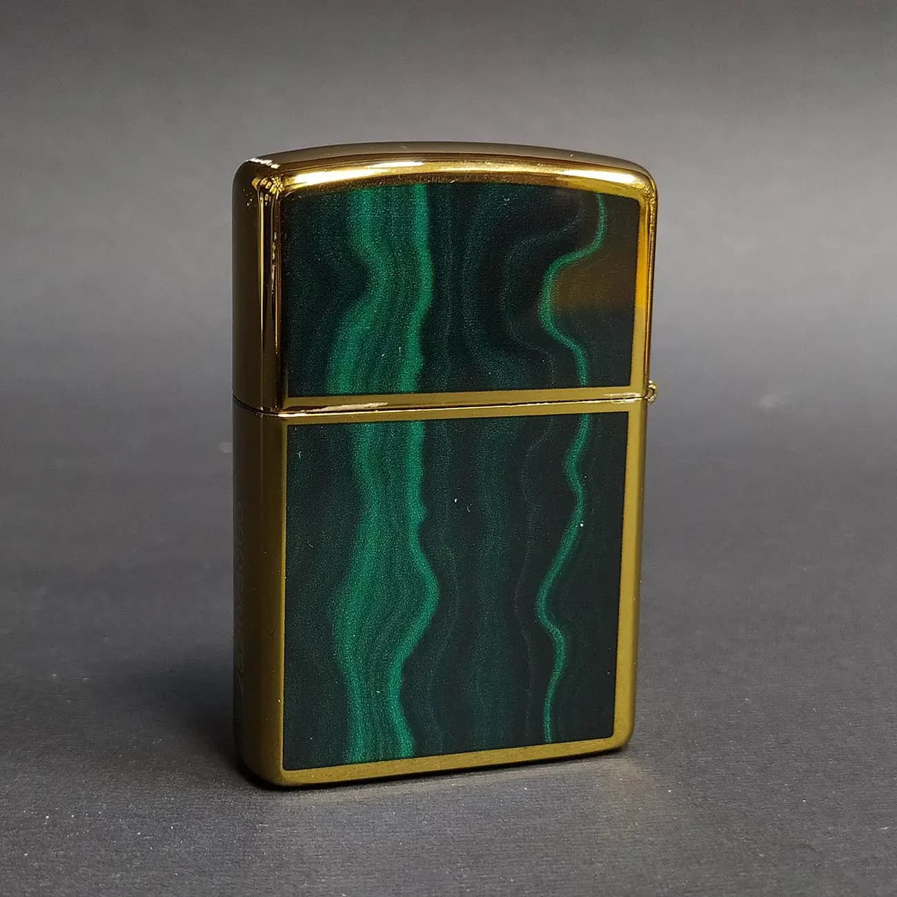فندک بنزینی زورو ZORRO طرح سنگ مالاکیت سبز Green Malachite | قاب طلایی براق همراه جعبه فلزی کلکسیونی — تصویر ۳