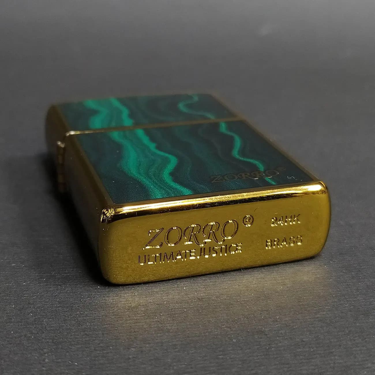 فندک بنزینی زورو ZORRO طرح سنگ مالاکیت سبز Green Malachite | قاب طلایی براق همراه جعبه فلزی کلکسیونی — تصویر ۴