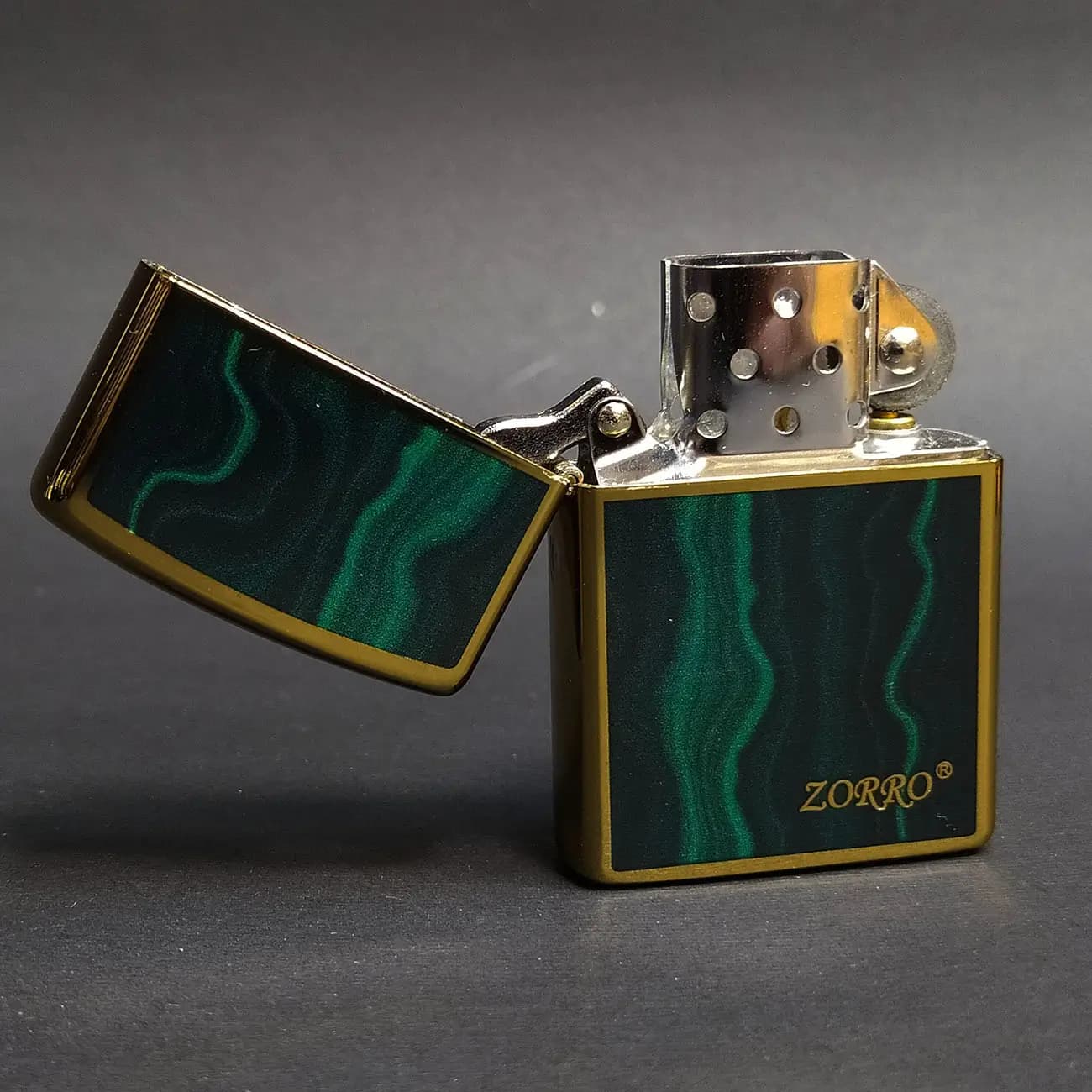 فندک بنزینی زورو ZORRO طرح سنگ مالاکیت سبز Green Malachite | قاب طلایی براق همراه جعبه فلزی کلکسیونی — تصویر ۶