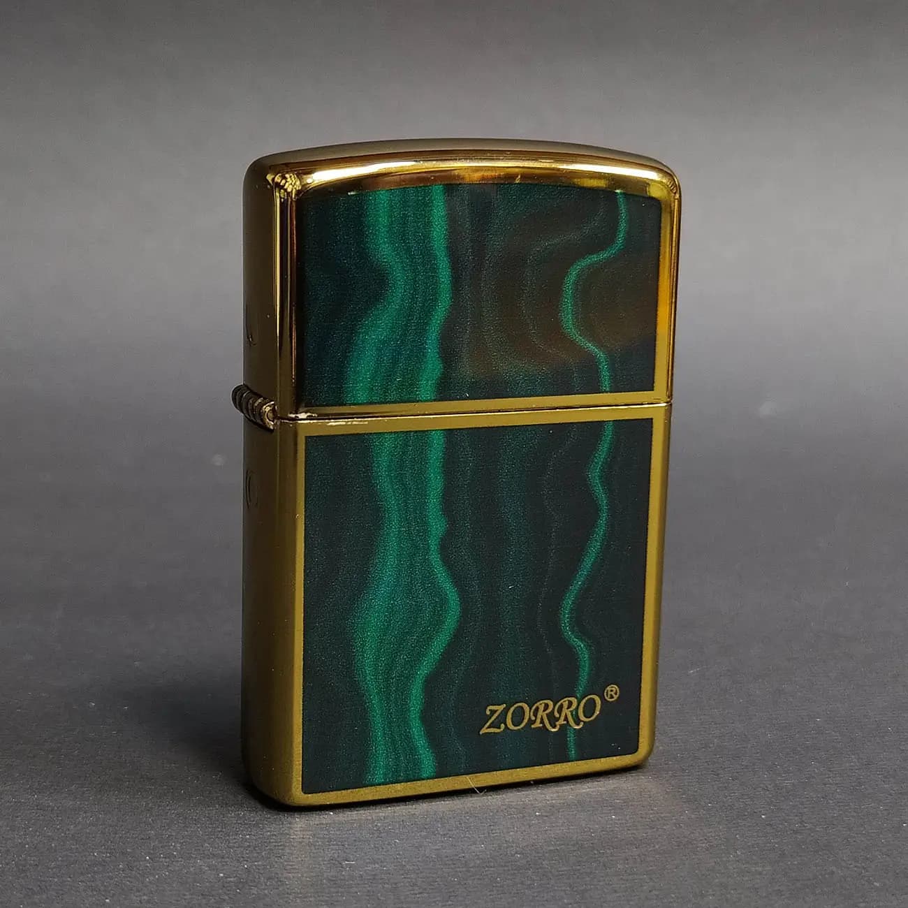 فندک بنزینی زورو ZORRO طرح سنگ مالاکیت سبز Green Malachite | قاب طلایی براق همراه جعبه فلزی کلکسیونی — تصویر ۲