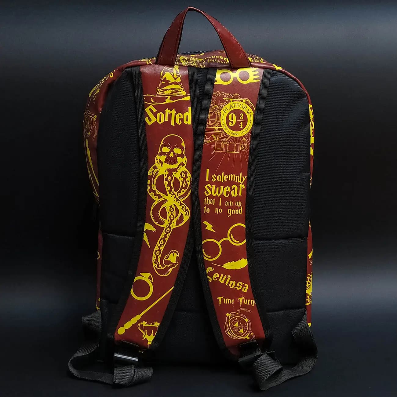 کوله پشتی چرم چاپی Harry Potter Hogwarts | مدل هاگوارتز و نمادهای جادویی فانتزی اسپرت با فضای لپ‌تاپ — تصویر ۲